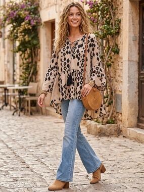 Buckhead Betties Hi-Lo tunic style Patterned Black and Cream Blouse